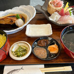 Toku Zoumaru Gyoan - 金目鯛煮魚と刺身膳 2310円。