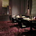 ラ ターブル ドゥ ジョエル・ロブション - 店内のテーブル席の風景です