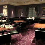 ラ ターブル ドゥ ジョエル・ロブション - 店内のテーブル席の風景です