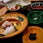 Akanezaka Oonuma - お造り一式。手前の昆布醤油は残っても取っておいてお酒のアテになります。私はお茶のアテ・・。