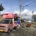 元気だこ - 店前には椅子とベンチ