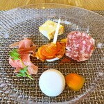 カフェ＆スペイン料理 ヒラソル - ピンチョス盛り合わせ（スペイン風オムレツ、サラミ&グリッシーニ、ブロッコリーのムース&人参のスープ、生ハム）