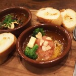 グリルキング - アヒージョ（明太子  砂肝）とバケット