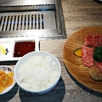 焼肉&手打ち冷麺 二郎 KANAYAMA - 焼肉セット、三郎