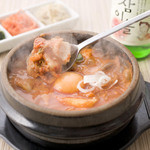 Toukyousundobu - ぐつぐつと煮えた鍋の中にはコラーゲンたっぷりの旨辛スープとヘルシーな具材が。