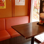 Izakaya Shutei Juraku - 半個室タイプのテーブル席