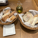 ベーカリーレストラン テルメツー - パンの盛り合わせとオリーブオイル