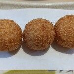 台湾料理 百味鮮 - 『 ゴマ団子 』 100円  （ 店長の応援料理の価格 ）（ 1人1品まで）（ 税別 ）