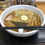 らーめんどんぐり - ワンタンめん、900円。