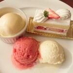 ブッフェレストラン トップ オブ ミヤコ - パンナコッタにバニラアイスオン、ストロベリージェラートは苺の酸味が最後にさっぱり