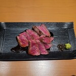 神楽坂 囲炉裏 肉よろず - 原始よろず焼き オリーブ牛赤モモ肉