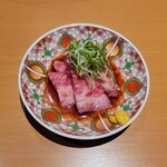 神楽坂 囲炉裏 肉よろず - 純生牛肉刺し オリーブ牛リブロース1