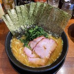 横浜家系ラーメン 三郷家 - ラーメン500円（イベント価格）麺硬め。海苔増し100円。