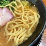 横浜家系ラーメン 三郷家 - 大橋製麵多摩の中太麵。