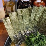 横浜家系ラーメン 三郷家 - 海苔増しは5枚100円。