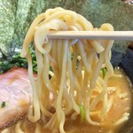 横浜家系ラーメン 三郷家 - 麺リフト。