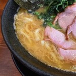 横浜家系ラーメン 三郷家 - バランスが良くコクのあるスープ。