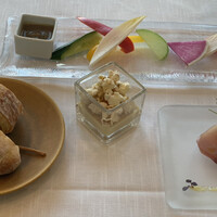 サーラ アマービレ - 季節野菜のバーニャカウダ かぼすブリのカルパッチョ フォアグラのフラン 金柑のマルメラータ添え の3品