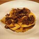 スガハラ - ローズマリー入りパッパルデッレ 猪のラグー（アップ）