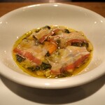 スガハラ - 豆と野菜のスープ + パンチェッタ（アップ）