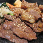 ビストロ 龍王 - 牛カルビとハラミの2種類、ナムル、キムチ、カクテキのせ。