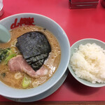 山岡家 - 豚骨醤油ラーメン(並)＋半ライス 計820円