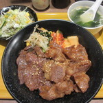ビストロ 龍王 - 焼肉丼。ご飯少なめをリクエスト
