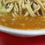 ラーメン二郎 - 【再訪】メガネ坊主君の時のスープはド乳化