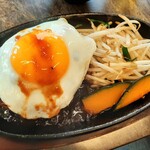 LOOP HAMBURG - 艶々の目玉焼きが完璧なビジュアル♪大盛り無料のごはんにおかわりOKのスープ・漬物付き、自家製ソースエッグハンバーグ（レギュラーサイズ）950円