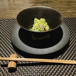 Umi No Bisutoro Okamura - 青森大間の本マグロのマリネと芽キャベツ、ジャガイモとワサビのソース　オカラ、ケール、お茶のクランブル
