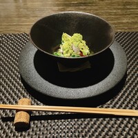 海のビストロ おかむら - 青森大間の本マグロのマリネと芽キャベツ、ジャガイモとワサビのソース　オカラ、ケール、お茶のクランブル