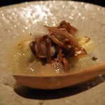 薪鳥新神戸 - かきの木茸 + 鬼おろし + 下仁田ねぎ + 鳥出汁のジュレ（アップ）