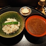 薪鳥新神戸 - 鳥そぼろご飯 + 韮 + 鳥出汁の赤だし