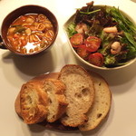 シーシャカフェ　カンノーク - ミネストローネ、クラムチャウダー、オニオングラタンスープなど、軽食あり