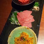 蕃 YORONIKU - 本日のお刺身、ユッケ、白センマイ