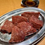 ホルモン青木 - 大粒牛レバ焼 塩 700円