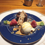 シカゴ - フォンダンショコラと自家製塩キャラメルソースをかけたバニラアイス。スイーツ単品でやれるレベル。塩キャラメルソースは絶品