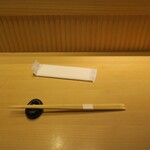 まんてん鮨 丸の内 - 内観_箸_おしぼり
