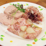 BERG - 本日の盛り合わせ(525円) レバーケーゼ、豆入りポークリエットなど