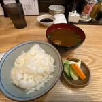 Tonkatsu Akari - 定食のお味噌汁はなめこの入った赤だし、ご飯はお替りも出来ました。  