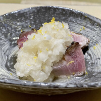 銀座 結絆 - 薪火焼き寒鰤の柚香霙（みぞれ）酢和え
                      寒鰤の腹身にしっかりと脂が乗っていますが、柚子の香りがする大根のみぞれ酢と玉葱醤油が実に柔らかくさっぱりと脂を中和しており、とても美味しいです♪