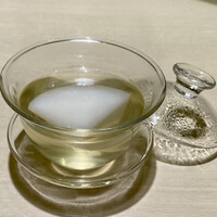 銀座 結絆 - 蔵囲い利尻昆布だし 聖護院かぶら含ませ
                    身震いする位の寒い日、熱々のお出汁がとても嬉しいです♪
                    3年寝かせた利尻昆布のミネラル感のある旨みに、少しの塩だけで味付けしたスッキリとした味、沁みるな〜。