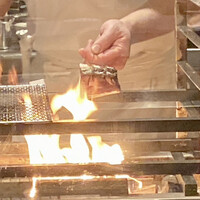 銀座 結絆 - 薪火焼き寒鰤の柚香霙（みぞれ）酢和え
                    寒鰤を炎で一気に焼き上げ、皮目はカリッと中は半生に、素材も良く調理に拘り味付けも良い、なるほどこれを朝食に出されたらご飯が進んでしまいますね♪