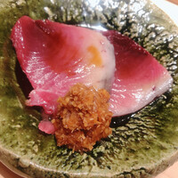 すが弥 - 先ほどの鰹。白い部分が脂。山わさびとオカカの薬味と絶妙にマッチします