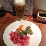串焼きダイニング Den - 生ハムに自家製ピリ辛ピクルス