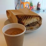 トラットリア 29 - 【イベントレシピ】「フィレンツェの屋台風　茹でた豚肉のバニーノ」：さっぱりとした旨みのホホ肉に爽やかな野菜のドレッシング♪