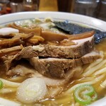 滝野川 大勝軒 - 分厚いチャーシュー。