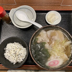 纒 - 料理写真:肉うどん 半ライス