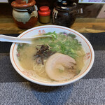 西新亭 - 豚骨ラーメン