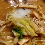 ラーメン つち家 - 野菜たっぷり！白菜も入ってます